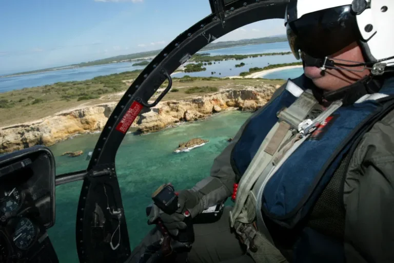 AFP__20040427__3461498JR029_Puerto__v1__HighRes__USBorderPatrolStepsUpEffortsInPuert-1752289236